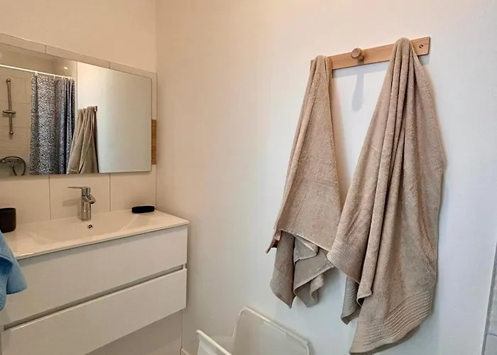 Maison Privee, Calme, Parking, Jardin * Reviers