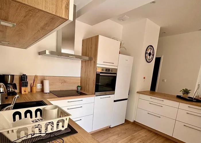 Maison Privee, Calme, Parking, Jardin Reviers